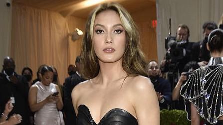 邓文迪|谷爱凌出席纽约慈善舞会！身穿黑色短裙充满荷尔蒙，与邓文迪争艳