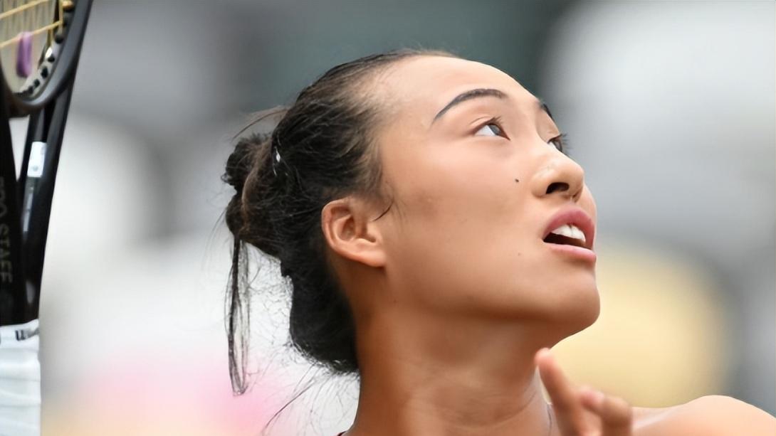 郑钦文|打不过就退赛，19岁小李娜遭球迷狠批！场上摊手抱怨，对手看懵了