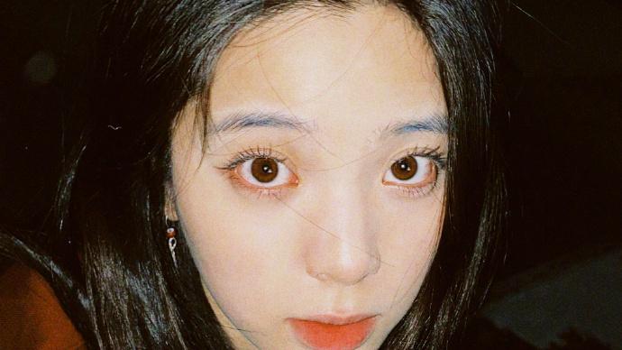 欧阳娜娜|欧阳娜娜晒滑板风九宫格，怼脸拍出完美奶油肌，满屏幕的高级感