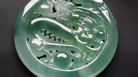 雕刻|翡翠的雕刻要求很高，要充分展现翡翠的魅力，还有赋予它内涵