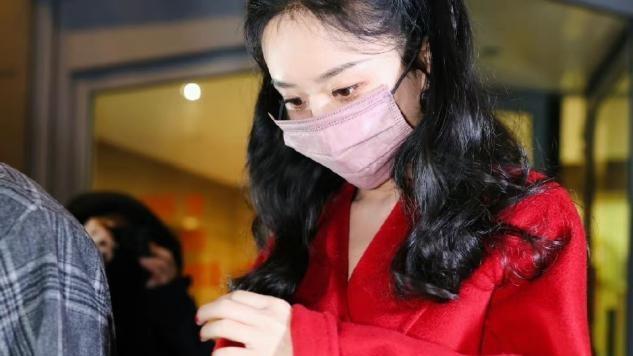 tvc|赵丽颖春晚真低调，穿4千套装坐姿乖巧，洋娃娃发型太养眼