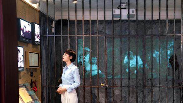 孙俪|孙俪形象大变！穿白裙参加活动太罕见，身着露肩裙尽显自信和优雅