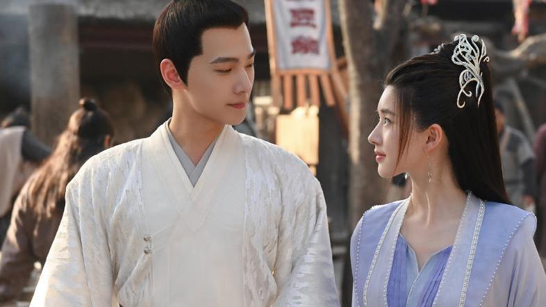 李斯丹妮|赵露思在片场“玩嗨”，喜提“带娃女侠”称号，粉丝都忍不住调侃