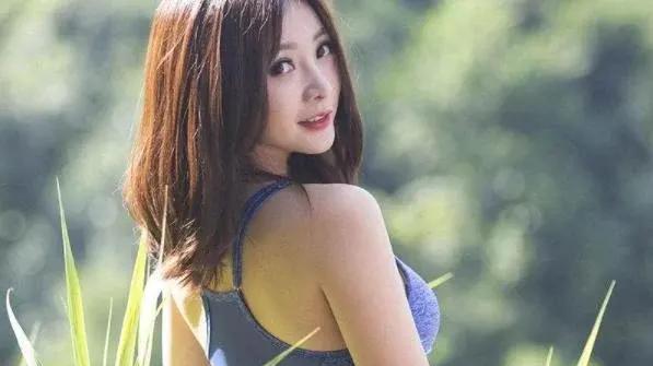 柳岩|41岁的柳岩还没人追吗？看到她做深蹲，网友调侃：没资格追啊