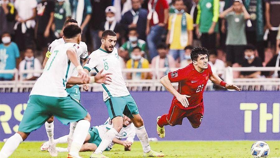 国足|18点！国足尊严战，李霄鹏或大胆变阵，6归化+4小将，CCTV5直播