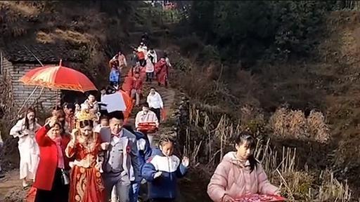 贵州大婚在泥地铺红毯被群嘲穷人讲排场，新娘：我们穷但生活不敷衍