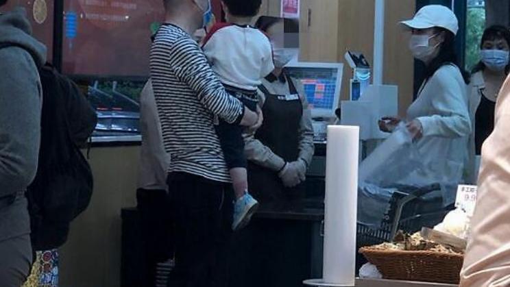 明星素颜|蒋勤勤一家三口看展被偶遇，素颜紧绷很自然，全程有摄影师跟着