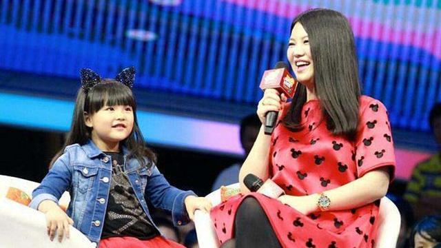 李湘|李湘和男伴朋友现身机场，包包大衣成亮点，网友：感觉像韩红