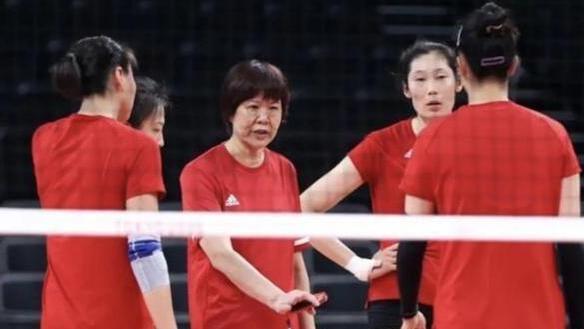 假摔|中国女排新阵容，郎平仅贡献2个半人，蔡斌一意孤行打造个人风格