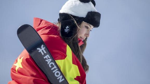 谷爱凌|谷爱凌获奖闺房兴奋蹦跳！腾空一跃撞吊灯吓坏，穿短背心露一截腰