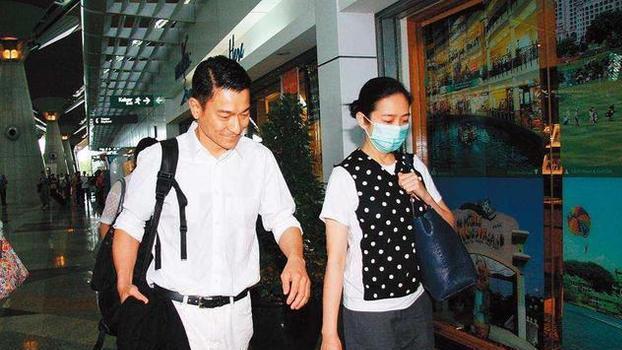 苏鑫|一次，刘德华演唱《半生缘》。情到深处，突然女舞伴紧紧抱住他，久久不愿松开。