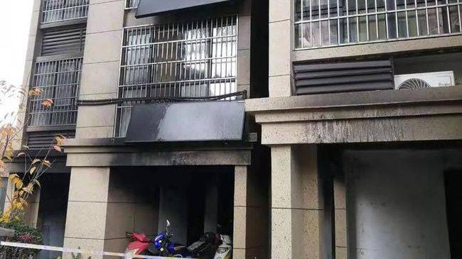 买了架空层的二楼，平台装上护栏当双层阳台用，邻居凭啥投诉？