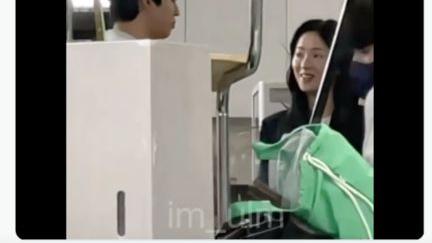 想见你|韩《想见你》拍摄直击！安孝燮骑摩托车高度还原，网友嗨炸：都一样