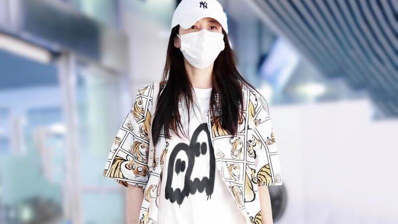 孙怡|孙怡印花短衬搭短裤现身机场，秀美腿身材好