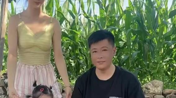 谢永强|乡爱谢永强回农村生活，一边熬药一边带娃，妻子穿着清凉惹争议