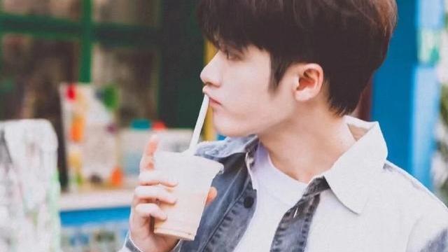 张天爱|跟粉丝互怼聊天，跪求想找女朋友，看檀健次直播真的会被笑死！