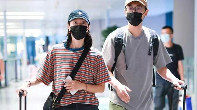 朱亚文|朱亚文夫妇走机场，他日系风太文艺，妻子穿骑行裤暴露身材缺点