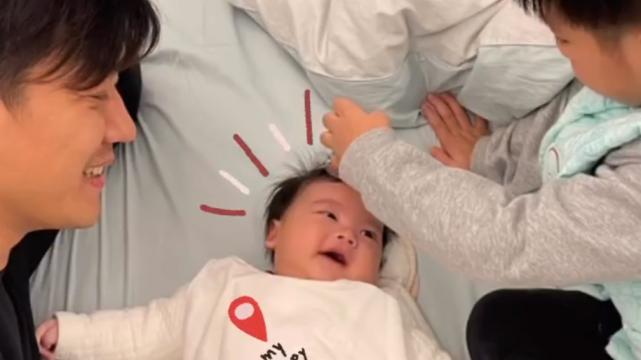 黎诺懿|TVB小生黎诺懿和大儿子甜笑望着小儿子 太太为父子三人拍温馨合影