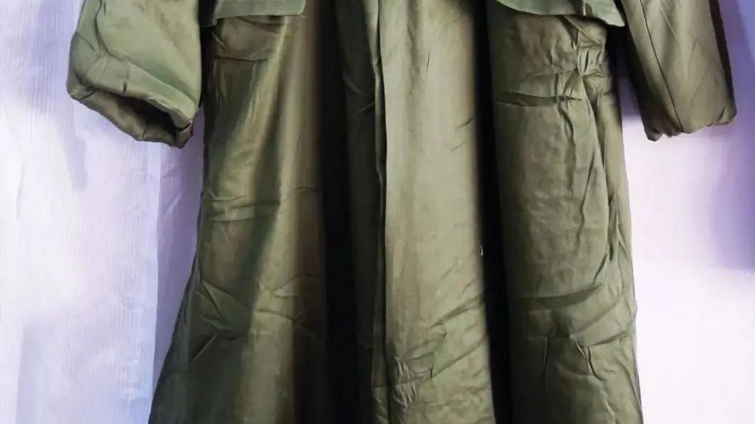 中国人|2011年他跟朋友借30块钱买下一件军大衣，6年后拍出51.8万