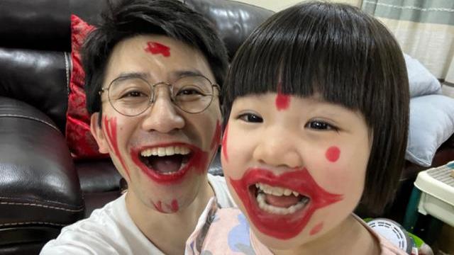 吴敏霞|吴敏霞晒近照！老公和女儿用口红涂脸搞怪，跳水女皇：女儿手艺棒