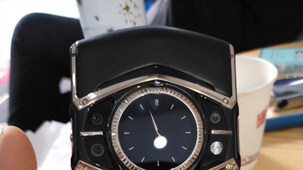 iphone13|官方直降4000元，红宝石+瑞士腕表，降价后依然能买2部iPhone13