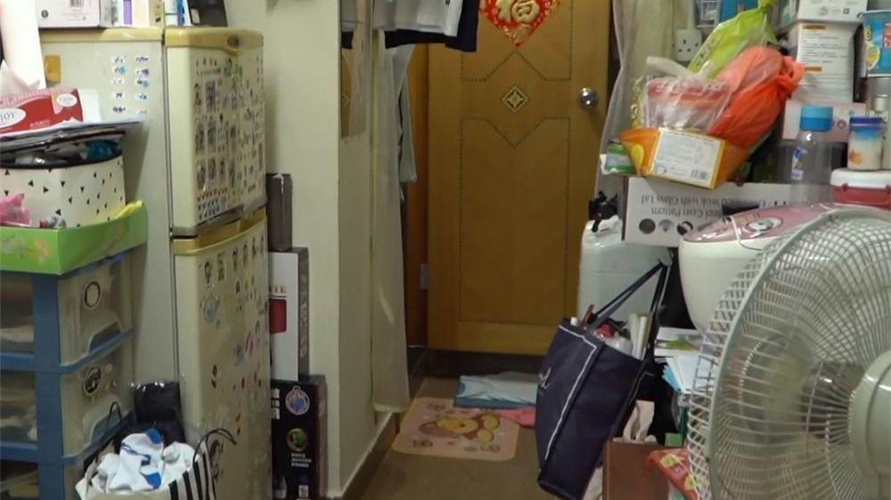 香港一家四口住11㎡劏房，两个女儿挤沙发，一住就是3年时间