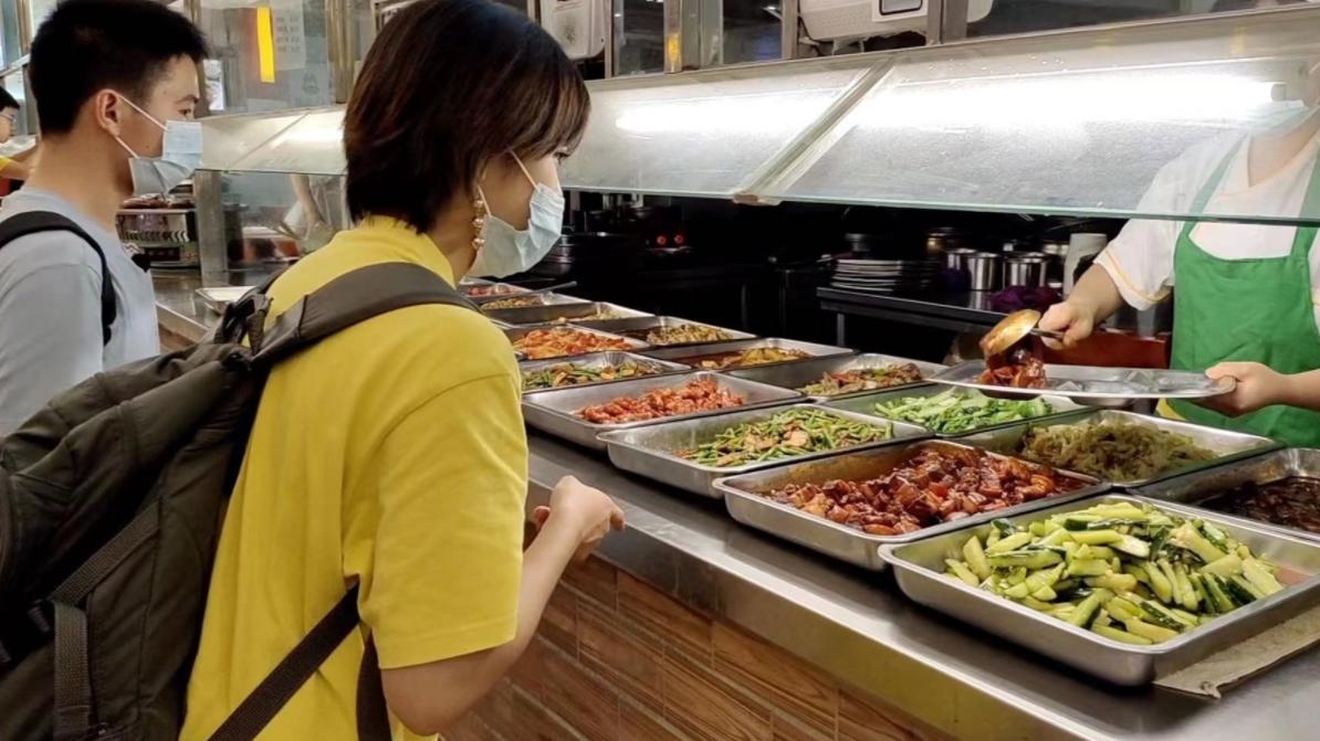 青椒|食堂突然变“大方”，青椒炒肉几乎看不到绿色，男生：终于等到了