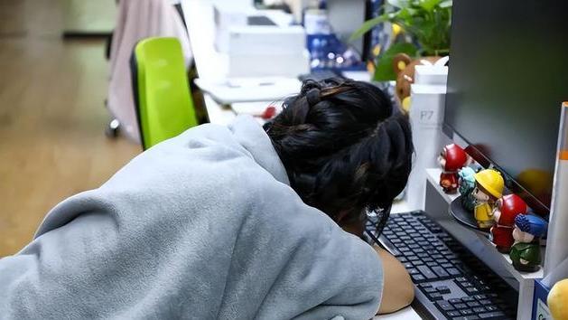 厂妹|白领午休场面引热议，躺在工位上小憩，网友：跟“厂妹”没啥区别