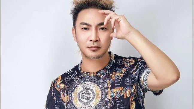 毁容|凭借一首歌成名，被伴舞连砍三刀，毁容后遭人厌弃，如今身价过亿