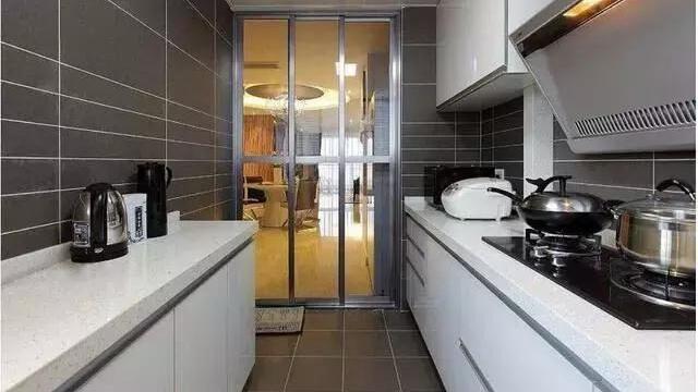 厨房装上推拉门，漂亮又大方，再也不用当心油烟问题！