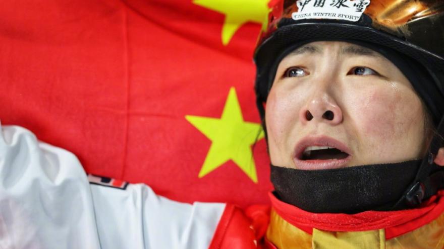 人民日报|恭喜！中国32岁老将夺金，对手排队拥抱祝贺，人民日报+央视连发10推庆祝