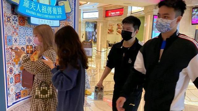 周启豪|领先后要保住优势，周启豪击败年轻小将，打进了男单正赛