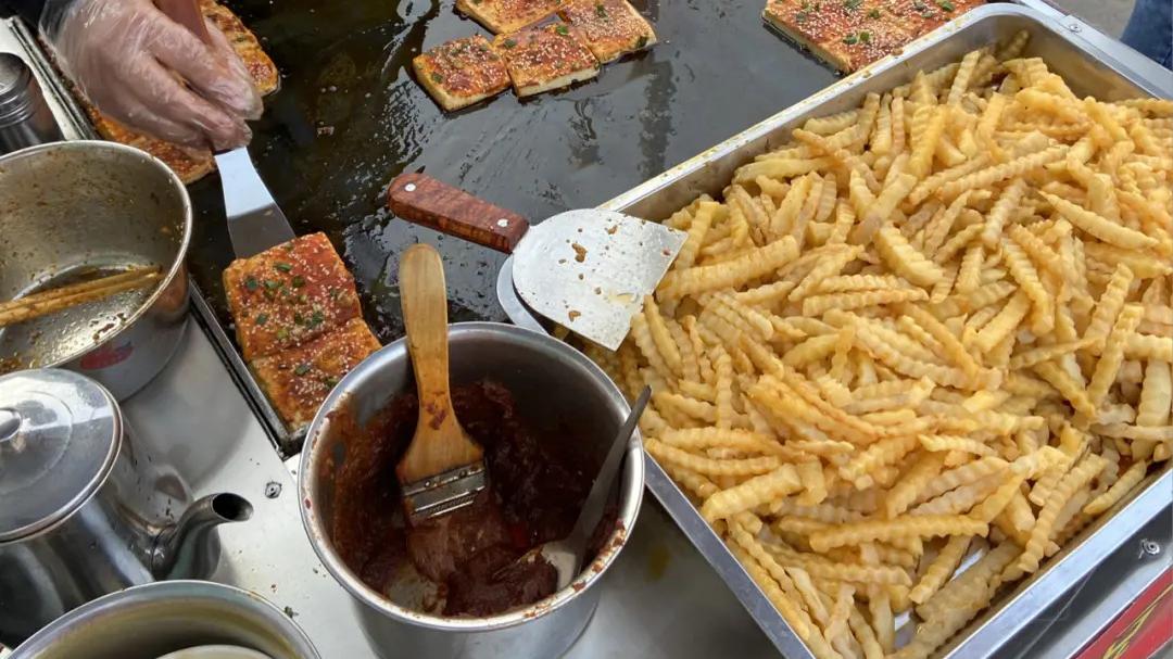 花椒|东北小吃“博览会”：没人能“逃开”东北小吃摊，这是吃货定律！