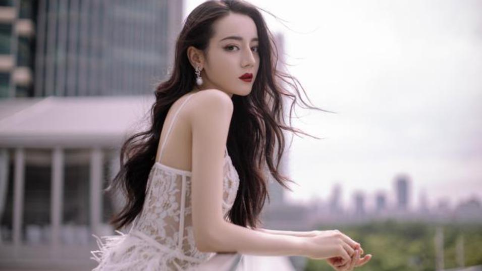 迪丽热巴|迪丽热巴脱颖而出，努力造就实力，努力与幸运两者缺一不可