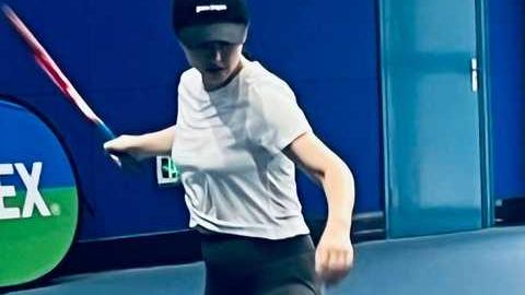 朱珠|朱珠变网球少女，产后身材微胖但状态灵动，未恢复的小肚子太真实了