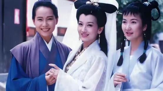 叶童|59岁叶童近况令人堪忧！眼神沧桑迷离似大婶，白发稀疏尽显老态