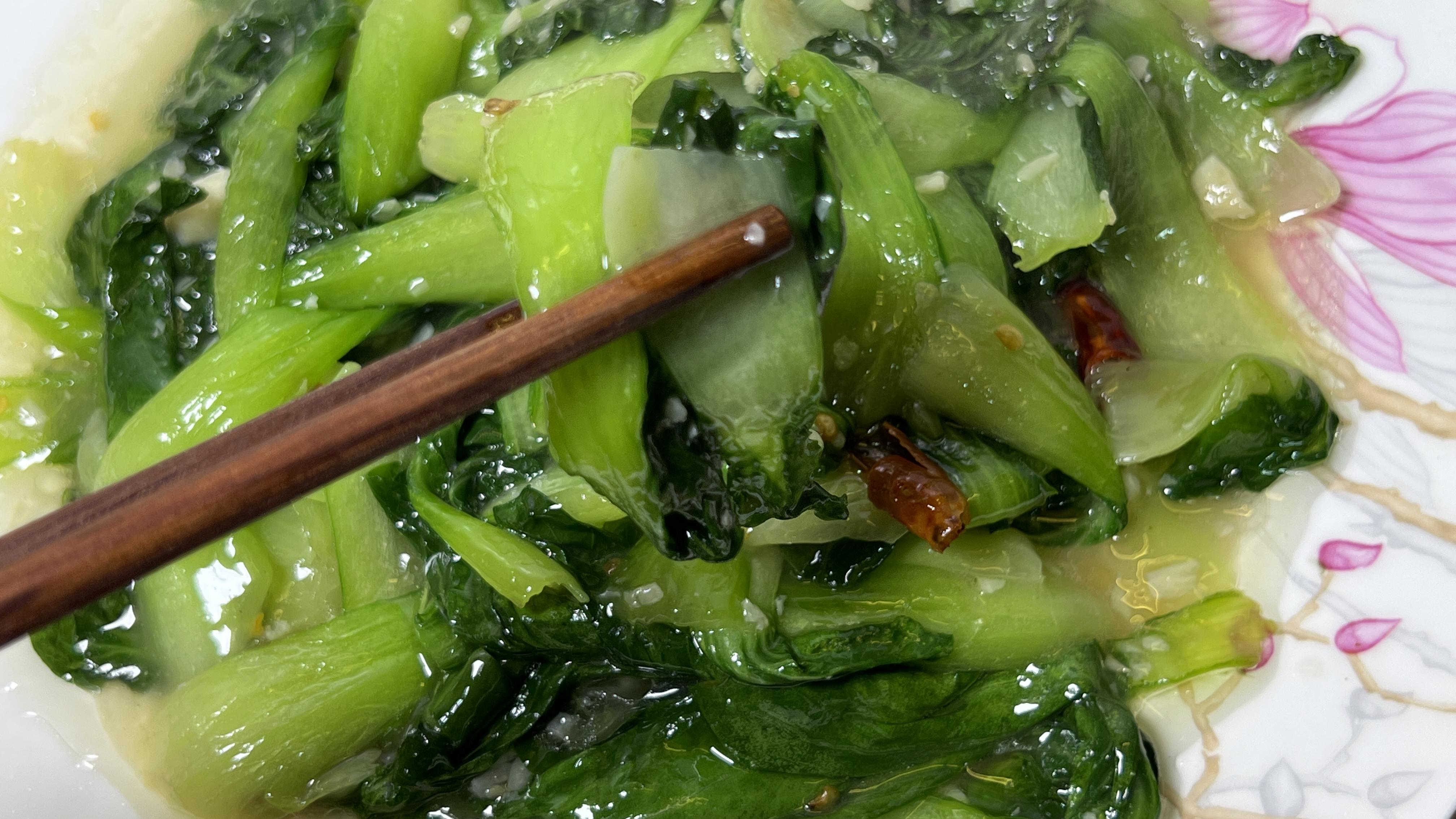 面条|小青菜不焯水，这样做翠绿不发黑，蒜香浓郁，营养开胃，好吃下饭