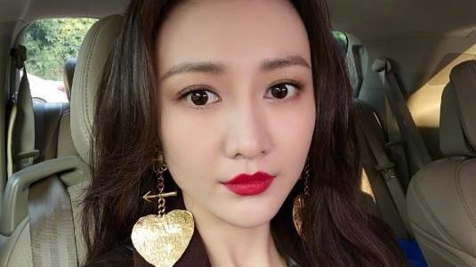 王鸥|王鸥何九华现身剧场看演出，带多名朋友打掩护，网友：一眼认出