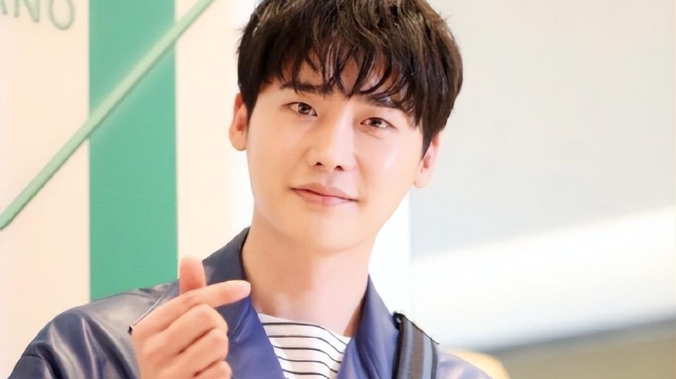 李钟硕|李钟硕近照曝光，整个人发福到惊人，胳膊脸部胖了一圈！