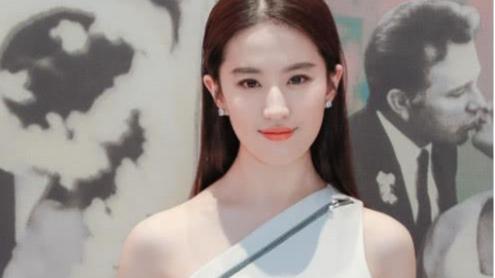刘亦菲|刘亦菲到底有多美？穿古装裙美若天仙，比现代装还抢眼