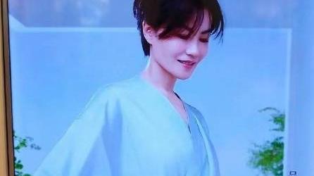 王菲|52岁王菲近照曝光，穿睡袍咧嘴大笑，皮肤白皙无皱纹，平易近人