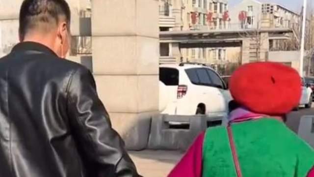 李玉成|曝85岁马玉琴年收入200万，菜板曝光被嘲脏乱，亲自切苹果真心酸