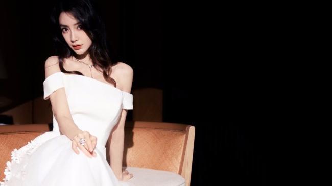 当红女星|baby穿白色抹胸裙优雅迷人 勾勒曼妙曲线