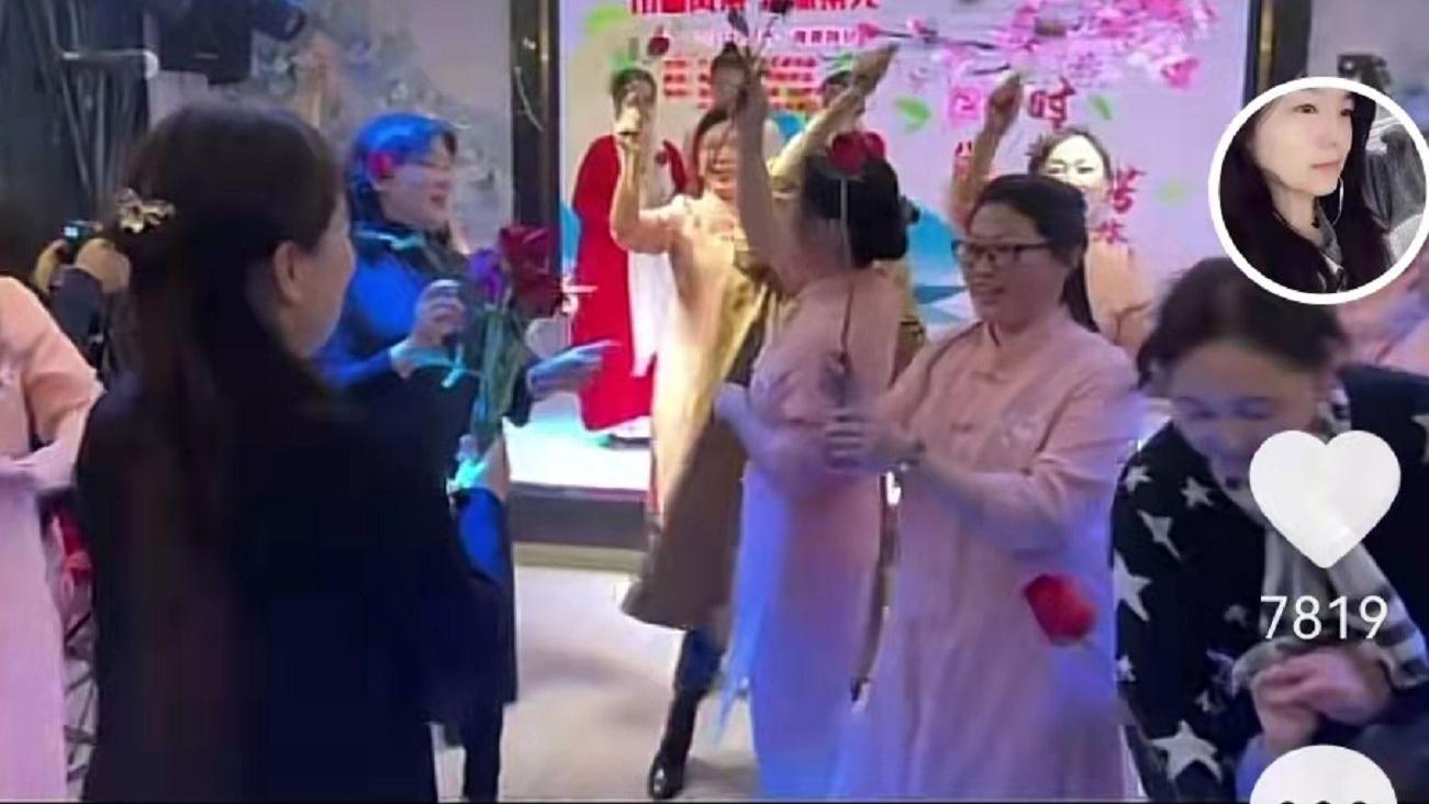 许敏|许敏参加女神节活动，现场朗诵爱莲说，悦悦遗传了许妈优良基因