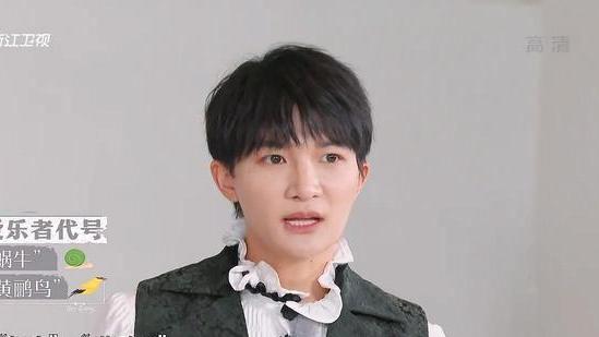 周深|周深太容易被骗了！《奔跑吧》撕名牌环节开始即失败，毫无悬念