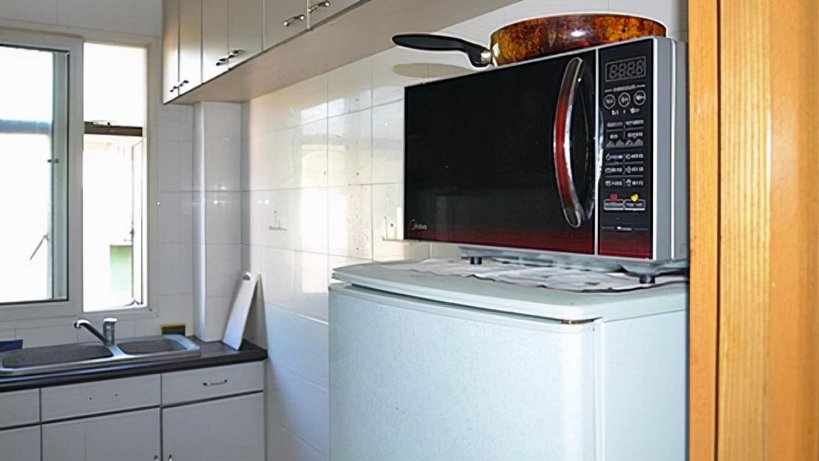 |很多业主都不知道：冰箱上不能放这5种东西，难怪电费越来越多！