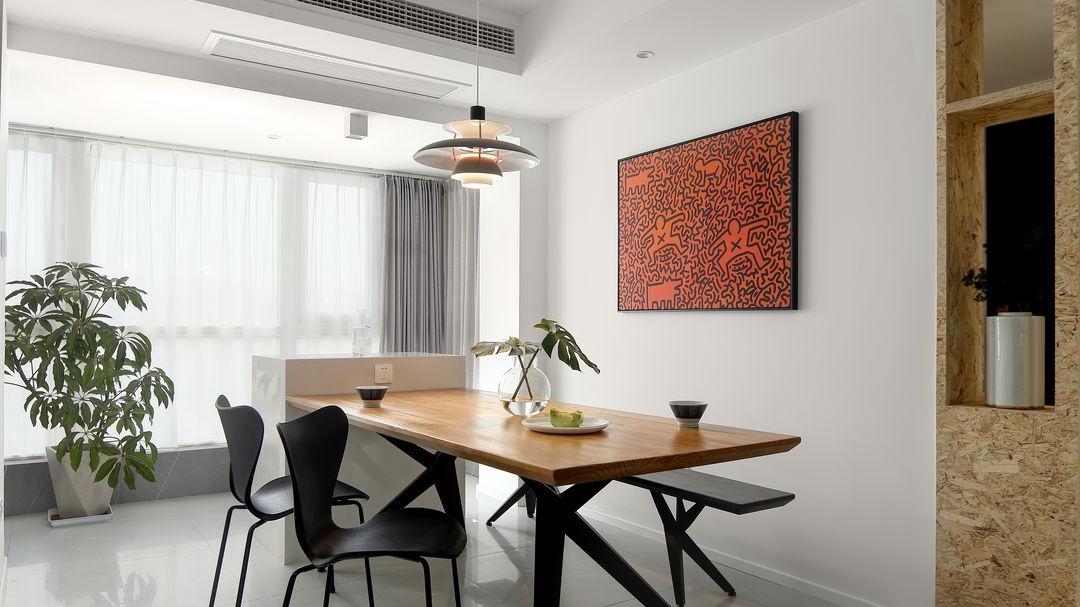 有为青年的家，以简约黑白灰为主，在家开放式办公太自由啦！