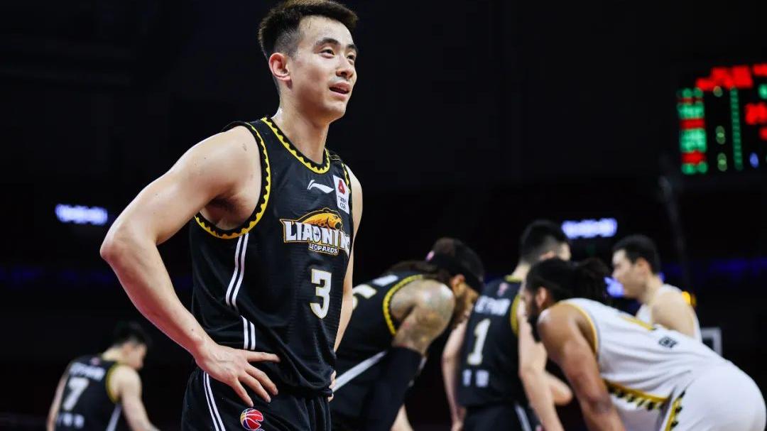 杨鸣|2米18！2米15！季后赛仅得2分，昔日国青核心遭弃用，他才23岁