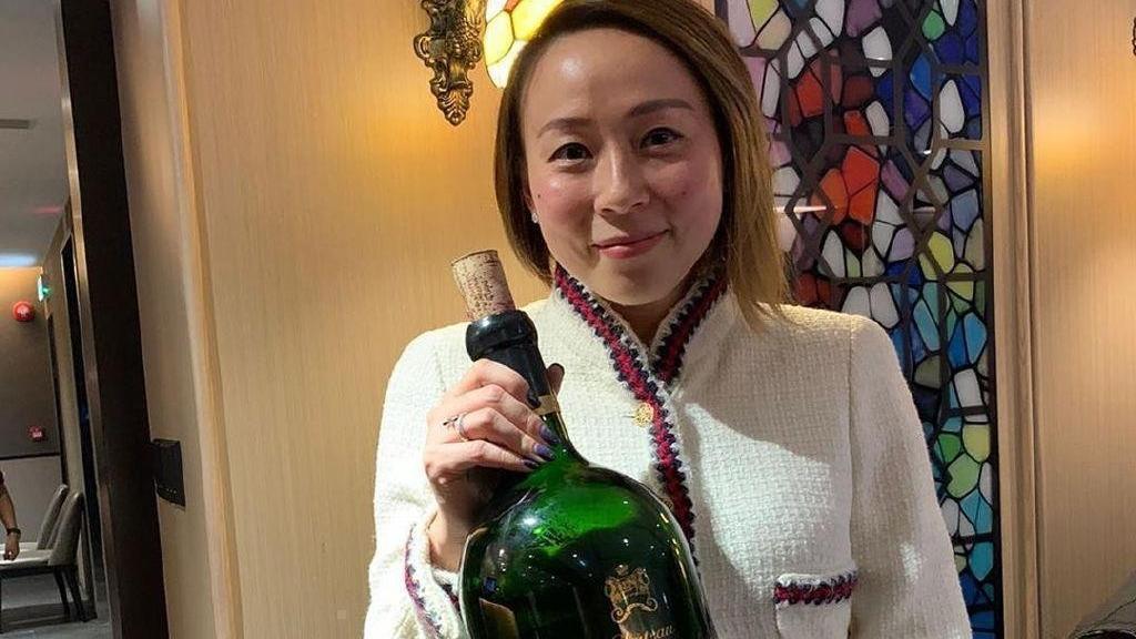 穿衣搭配 苏永康妻子挺高调的，穿拼接西装配蕾丝内搭，不对称短发好吸睛