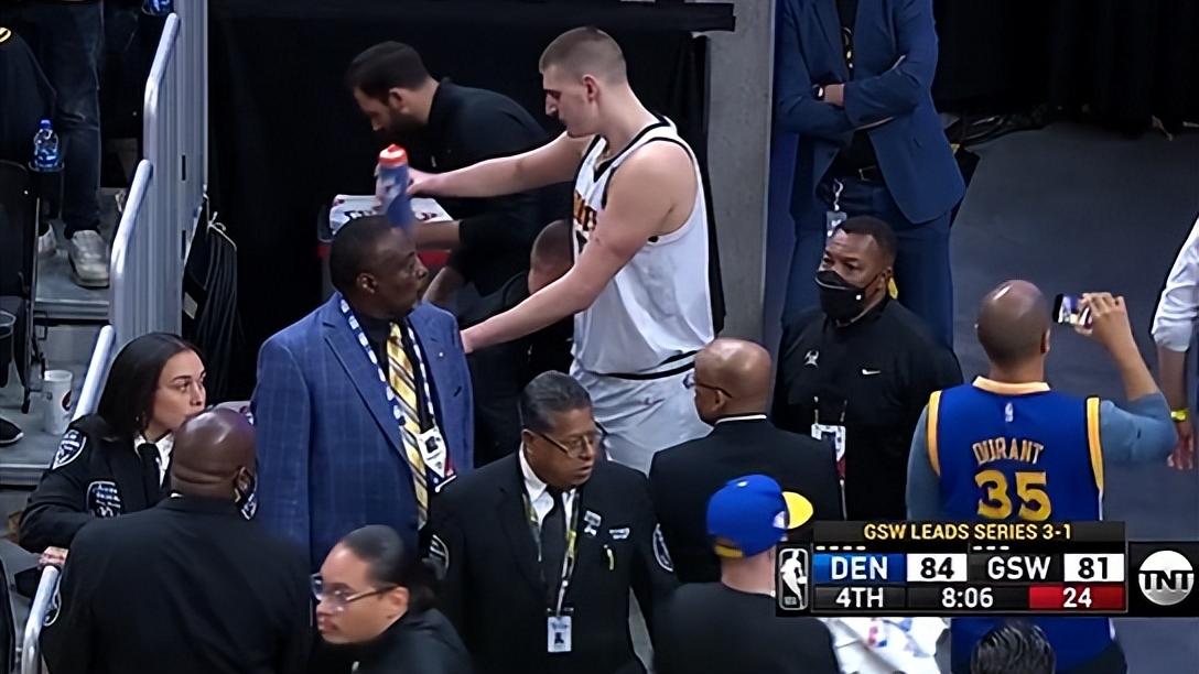约基奇|壮烈！NBA超巨拉伤不离场，狂轰30+19+8拼尽全力，无愧MVP